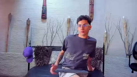 ThomasJones   online show from 02.20.25