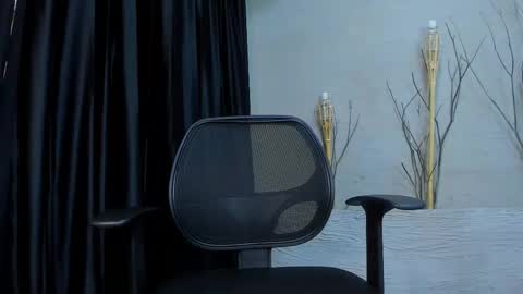 ThomasJones   online show from 02.21.25