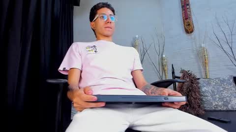 ThomasJones   online show from 02.26.25