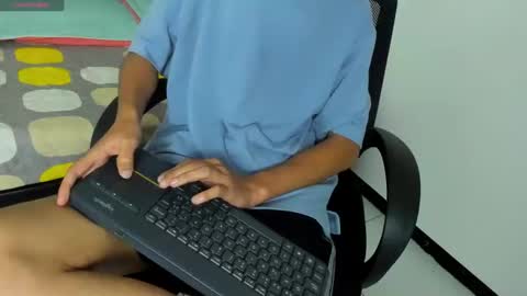 Snapshot of thommy_comp chatting on 02.27.25 thommy comp online show from 02.27.25