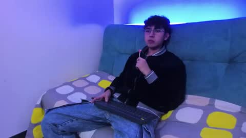 Snapshot of thommy_comp chatting on 03.09.25 thommy comp online show from 03.09.25