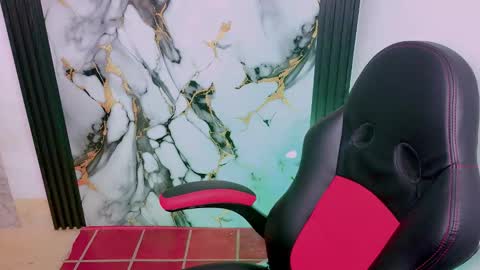 Snapshot of thommy_cute chatting on 12.18.25 Thomas online show from 12.18.25