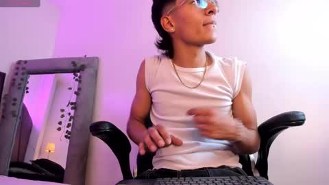 Snapshot of thommy_stark chatting on 03.05.25 Thommy Stark online show from 03.05.25