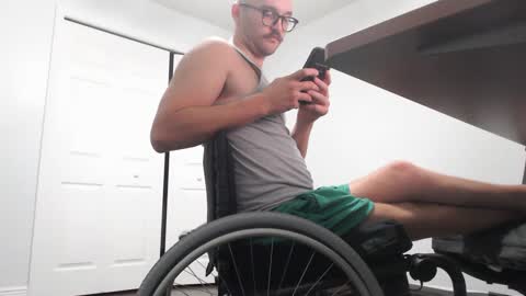 Snapshot of thr0bert0 chatting on 10.04.25 Throbby online show from 10.04.25