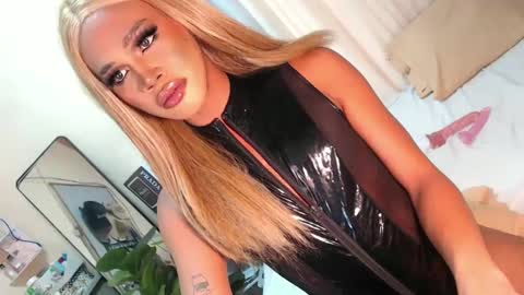 Snapshot of tiara_perezx chatting on 12.16.24 Sam online show from 12.16.24