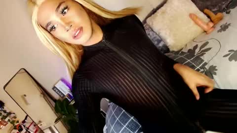 Snapshot of tiara_perezx chatting on 02.05.25 Sam online show from 02.05.25