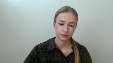 Snapshot of tiarasmile chatting on 06.17.26 Tiara online show from 06.17.26