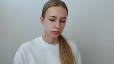 Snapshot of tiarasmile chatting on 06.18.26 Tiara online show from 06.18.26