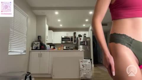 Tiffstreatsxoxo online show from 10.03.25