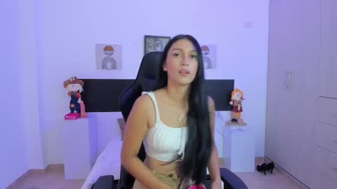 Snapshot of tiiny_peach chatting on 11.21.25 Tiny online show from 11.21.25