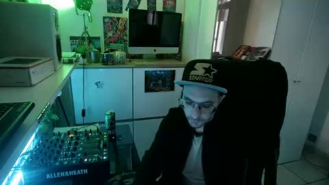 Snapshot of timsfeet chatting on 01.04.25 m0rty Kitty online show from 01.04.25