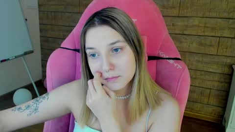 Snapshot of tinaburton chatting on 05.04.26 TinaBurton online show from 05.04.26