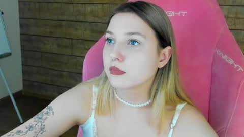 Snapshot of tinaburton chatting on 05.06.26 TinaBurton online show from 05.06.26