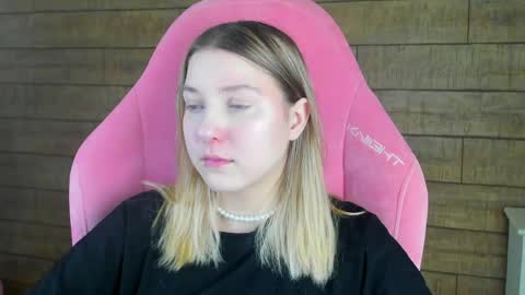 Snapshot of tinaburton chatting on 05.21.26 TinaBurton online show from 05.21.26
