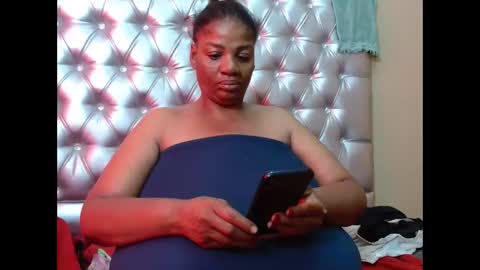 Snapshot of tinagiant chatting on 09.11.25 tinagiant online show from 09.11.25