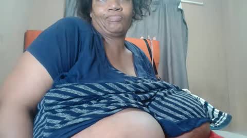 Snapshot of tinagiant chatting on 05.13.26 tinagiant online show from 05.13.26