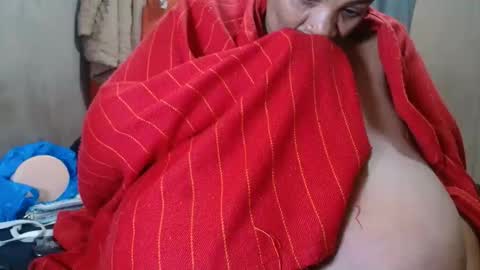 Snapshot of tinagiant chatting on 05.19.26 tinagiant online show from 05.19.26