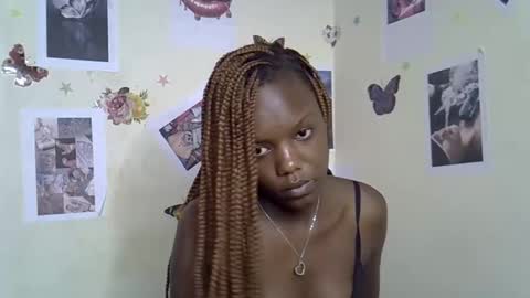 Snapshot of tinnie_e chatting on 01.11.26 tinnie_e online show from 01.11.26