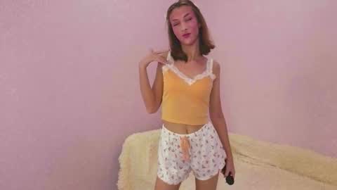 Snapshot of tiny_lilyy chatting on 10.15.25 Lily online show from 10.15.25