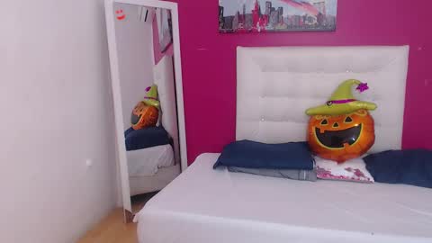 tiny_whore18 online show from 11.15.25