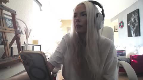 stage Kylie Sinner  brand CLITBAIT online show from 12.05.25