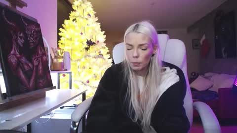 stage Kylie Sinner  brand CLITBAIT online show from 12.18.25