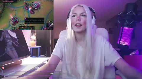 Snapshot of tinykylie chatting on 04.25.26 stage Kylie Sinner brand CLITBAIT online show from 04.25.26