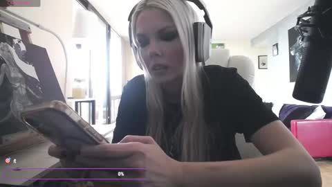 Snapshot of tinykylie chatting on 04.29.26 stage Kylie Sinner brand CLITBAIT online show from 04.29.26