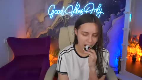 Snapshot of tinynataliee chatting on 06.26.26 tinynataliee online show from 06.26.26