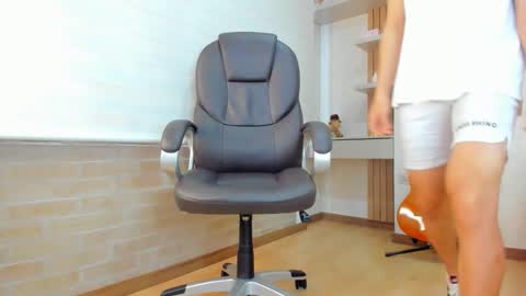 Snapshot of tombardem chatting on 12.21.25 Tom Bardem online show from 12.21.25