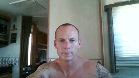 Snapshot of tommygunsfit chatting on 10.06.25 tommygunsfit online show from 10.06.25