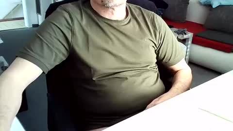 Snapshot of tomtom02029 chatting on 02.17.25 Tom online show from 02.17.25