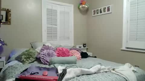 Honeys Snow Bunny online show from 06.09.26