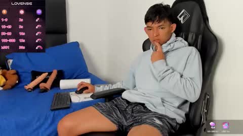 Snapshot of tonny_twink_ chatting on 02.01.26 Tonny online show from 02.01.26