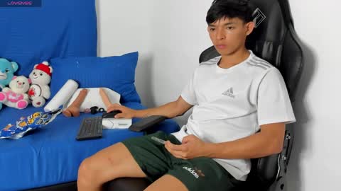 Snapshot of tonny_twink_ chatting on 04.21.26 Tonny online show from 04.21.26
