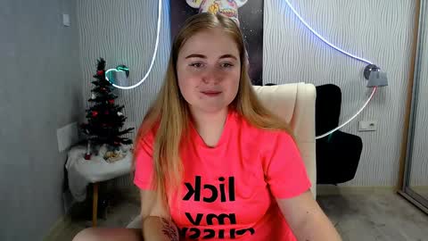 Snapshot of tori_blond chatting on 12.23.24 tori_blond online show from 12.23.24