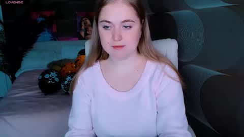 Snapshot of tori_blond chatting on 11.15.25 tori_blond online show from 11.15.25