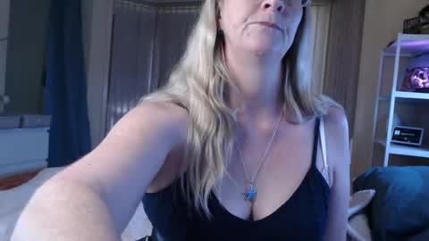 Snapshot of total_aussie_milfs chatting on 04.27.26 Milly online show from 04.27.26