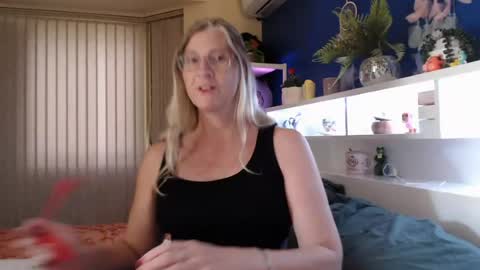 Snapshot of total_aussie_milfs chatting on 04.28.26 Milly online show from 04.28.26