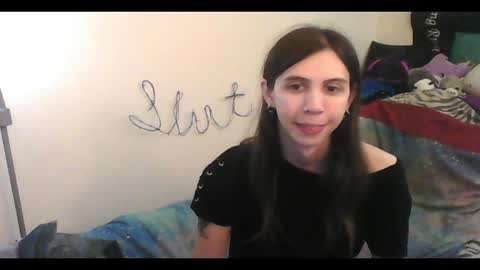 Snapshot of totalfuckingadorable chatting on 10.10.25 Luna online show from 10.10.25