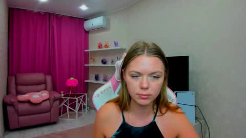 Snapshot of touch_the_heart chatting on 02.15.26 Touch The Heart online show from 02.15.26