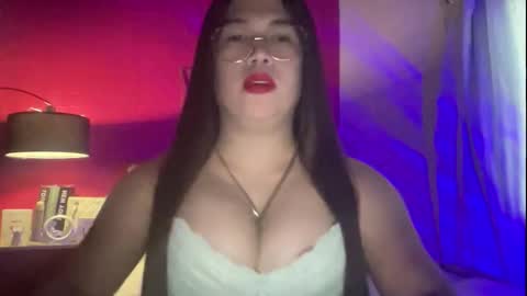 Snapshot of travelergirl chatting on 11.30.25 travelergirl online show from 11.30.25