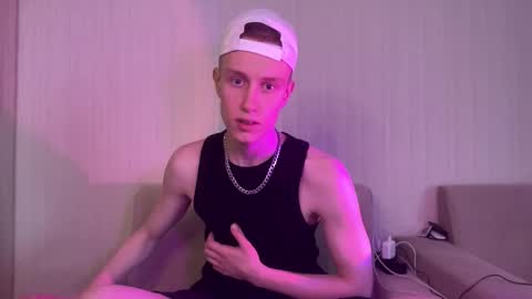 Snapshot of travis_gracile chatting on 04.19.26 Travis online show from 04.19.26