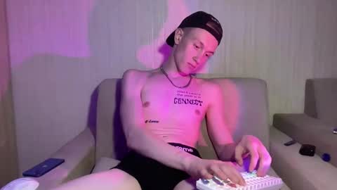 Snapshot of travis_gracile chatting on 04.23.26 Travis online show from 04.23.26