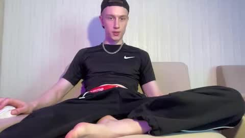 Snapshot of travis_gracile chatting on 04.30.26 Travis online show from 04.30.26