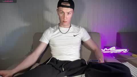 Snapshot of travis_gracile chatting on 06.19.26 Travis online show from 06.19.26
