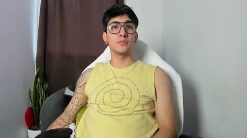 Snapshot of trebol_lynn chatting on 12.16.25 Trebol Lynn online show from 12.16.25