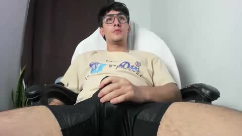 Snapshot of trebol_lynn chatting on 12.21.25 Trebol Lynn online show from 12.21.25