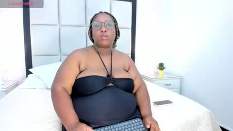 Snapshot of treisyvixen chatting on 06.22.26 Treisy Vixen big ass online show from 06.22.26