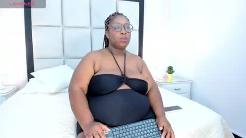Snapshot of treisyvixen chatting on 06.22.26 Treisy Vixen big ass online show from 06.22.26
